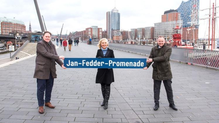 Jan Fedders Witwe Marion hatte sich für die Umbenennung stark gemacht. Kultursenator Carsten Brosda (links) und Innensenator Andy Grote unterstützen sie.