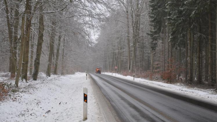 Winterliche Straße zwischen Parchim und Dargelütz.