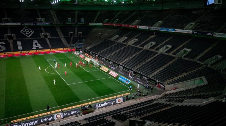 Leere Bundesliga-Stadien: Die ersten Forderungen nach einer Rückkehr von Geimpften auf die Zuschauertribünen werden laut.