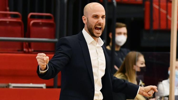 Voller Einsatz: Dragons-Trainer Tuna Isler.