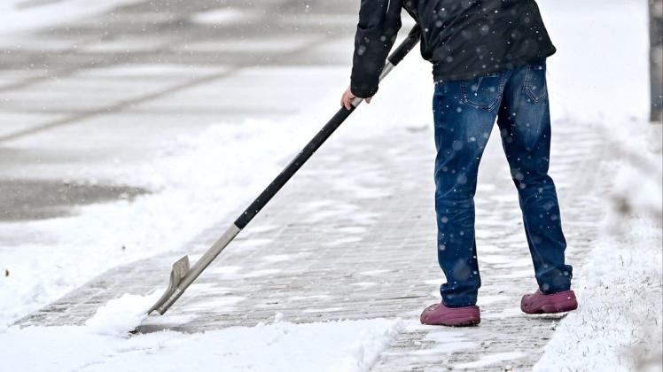 Gehwege müssen im Emsland von Schnee befreit werden. (Symbolfoto)