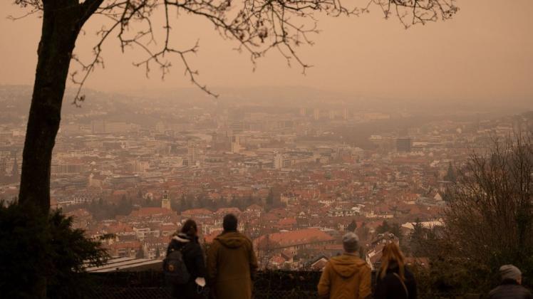 Gelb-rötlich erscheint der Himmel über Stuttgart.
