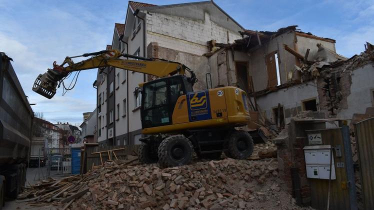 Bis zum 19. Februar soll laut Antrag die Rostocker Straße 45 abgerissen sein. Ein Wohnhaus soll dort wieder entstehen. Der Landkreis bestätigt das nicht.