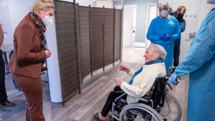 Manuela Schwesig (SPD, l), im Seniorenquartier Schwerin: Die 92 Jahre alte Elfriede Smettons hat gerade ihre Impfung erhalten. Manuela Schwesig (SPD, l), im Seniorenquartier Schwerin: Die 92 Jahre alte Elfriede Smettons hat gerade ihre Impfung erhalten.