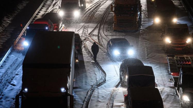 Der Verkehr steht: Hier eine Szene von der verschneiten Autobahn 4 bei Dresden.