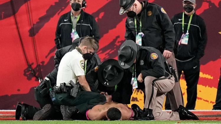 Gefasst: Der Flitzer beim Super Bowl. Gefasst: Der Flitzer beim Super Bowl.