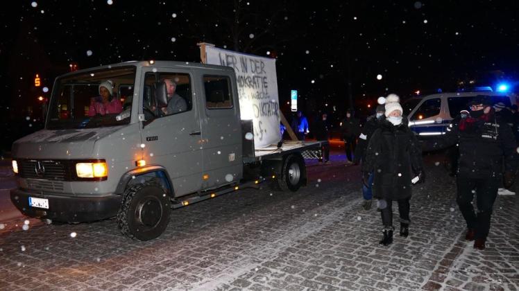Trotz Schneeregens und eisiger Kälte zogen bis zu 60 Demonstranten durch die Schlossstraße von Ludwigslust.