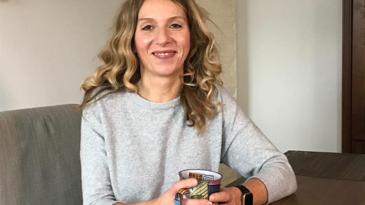 Gegönnt hat sich Anja  Wieland  nicht viel vom Grundeinkommen. Na gut, eine neue Uhr gab es schon. Doch sie findet, das Leben fühlt sich mit  monatlich 1000 Euro  mehr wesentlich entspannter an.