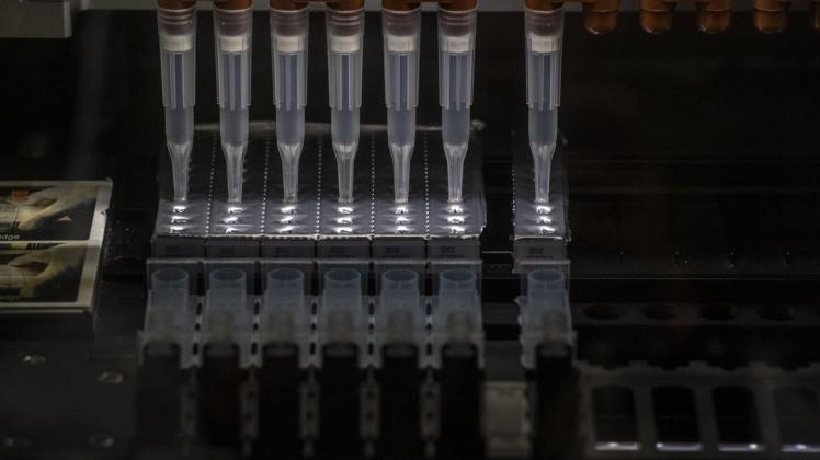 Ein Analysegerät zur Erkennung von Mutationen des Coronavirus bei PCR-Tests in einem Forschungsinstitut für Mikrobiologie. (Symbolfoto)