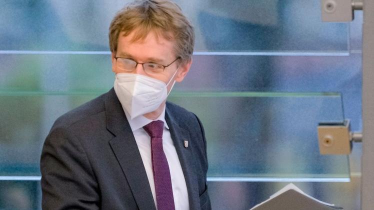Daniel Günther (CDU), Ministerpräsident von Schleswig-Holstein, trägt im Plenarsaal des Landtags eine FFP2-Maske. Der Landtag berät nach Beschlüssen von Bund und Ländern in einer Sondersitzung über die Corona-Situation. +++ dpa-Bildfunk +++