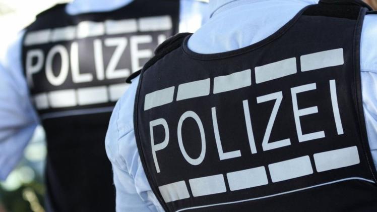 Die Polizei hatte die Information von einem Augenzeugen erhalten, dass in der Friesenstraße mehrere Personen die Hauswand beschmieren würden.