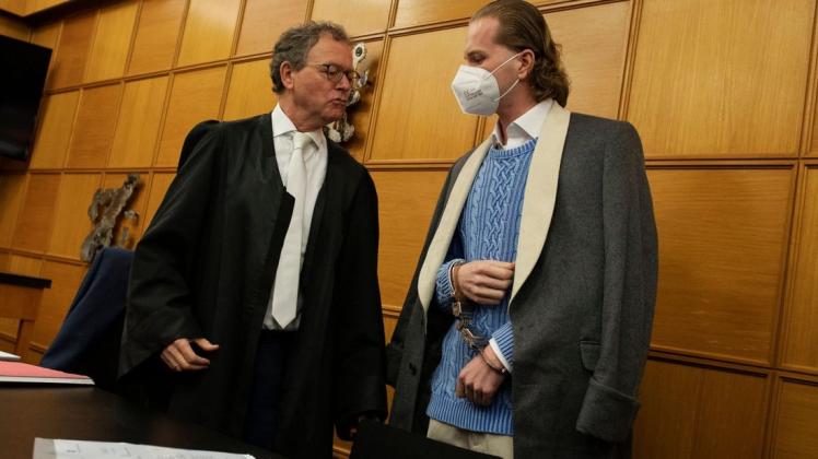 Hendrik Holt vor dem Amtsgericht Meppen mit seinem Anwalt Thomas Klein.