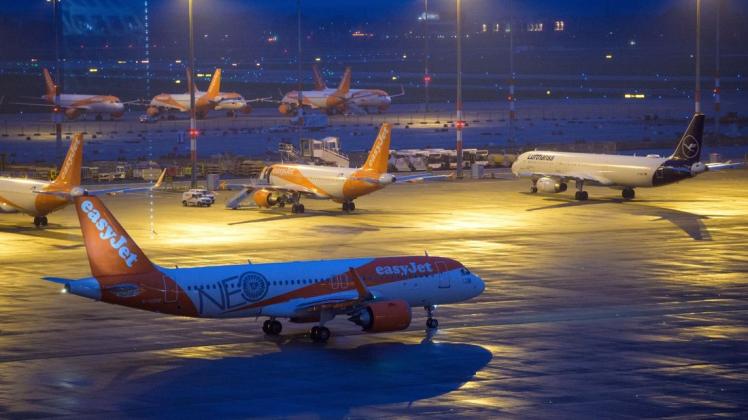 Ein Flugzeug A 320 Neo der Fluggesellschaft easyJet rollt einen Tag nach der Eröffnung vom Terminal 1 zum Start in Richtung London-Gatwick.