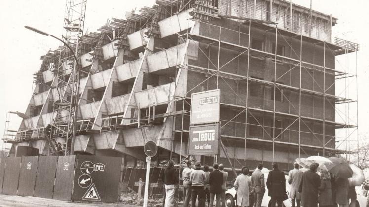 Richtfest an der Arthur-Fitger-Straße vor 50 Jahren: Das von bisher gewohnter Bauweise abweichende Wohn- und Geschäftshaus ist im Rohbau fertig.