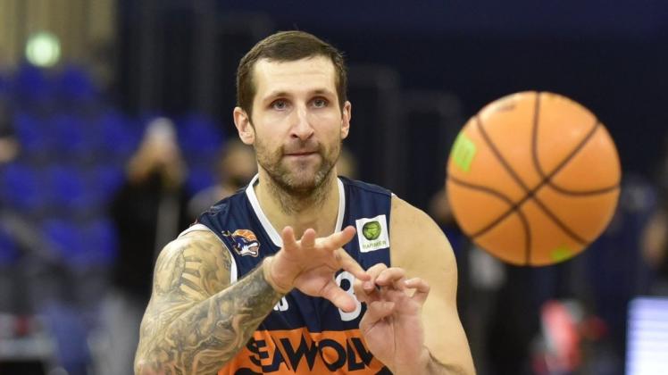 Mit 22 Punkten war Rolands Zakis am Ende der Top-Scorer beim 90:79-Erfolg der Seawolves über die Nürnberg Falcons. Mit 22 Punkten war Rolands Zakis am Ende der Top-Scorer beim 90:79-Erfolg der Seawolves über die Nürnberg Falcons.