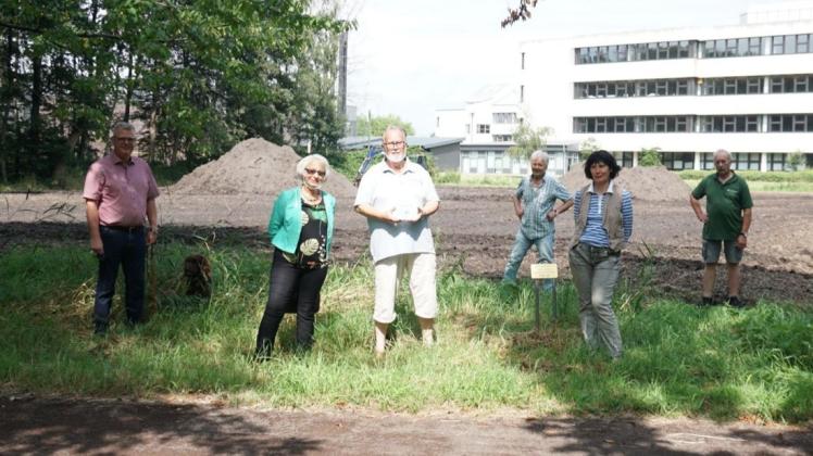 Im Umfeld seiner früheren Arbeitsstätte, den Berufsbildenden Schulen Papenburg, und darüber hinaus setzt sich Werner Kleimann (Dritter von links) seit Jahrzehnten für den Erhalt von Bäumen ein.