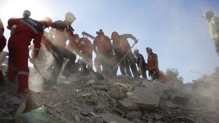 Die türkische Katastrophenschutzbehörde Afad rettete Anadolu zufolge bisher 105 Menschen nach dem Erdbeben vom Freitag.