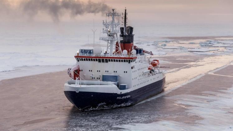 Das deutsche Forschungsschiff Polarstern in der zentralen Arktis, Aufnahme von der Sommer-Expedition 2015

Das deutsche Forschungsschiff Polarstern in der zentralen Arktis.