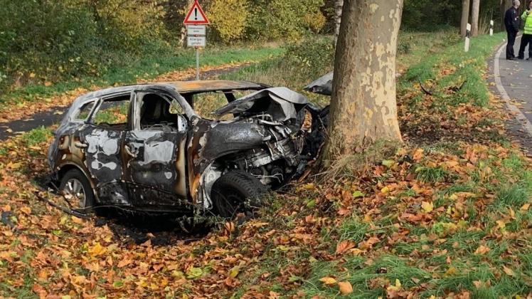 Bei einem schweren Verkehrsunfall in Börger stand das beteiligte Fahrzeug sofort in Flammen. Dabei wurde der Fahrer getötet.