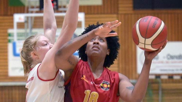 Ein starkes Wochenende lieferte Basketballerin Frieda Bühner (links) ab, hier in der 2. Bundesliga gegen Brianna Rollerson. Ein starkes Wochenende lieferte Basketballerin Frieda Bühner (links) ab, hier in der 2. Bundesliga gegen Brianna Rollerson.