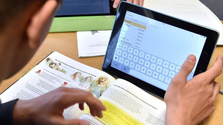 Die mobilen Geräte sollen vor allem Schülern übergangsweise zur Verfügung gestellt werden, die im Falle einer Schulschließung oder einer Beeinträchtigung des Unterrichts zu Hause über keinen Computer, Laptop oder Tablet verfügen.
