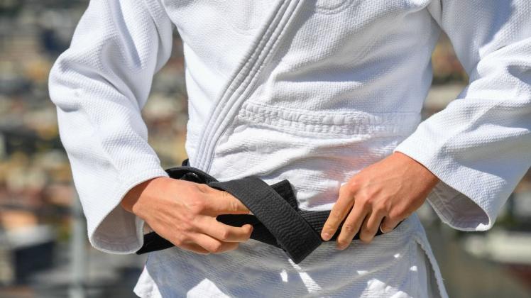 Judoka im Landkreis Oldenburg und in Delmenhorst können ihre Gürtel umbinden und unter Auflagen trainieren: Sie betreiben Individualsport, den die Corona-Regeln des Landes erlauben (Symbolbild).