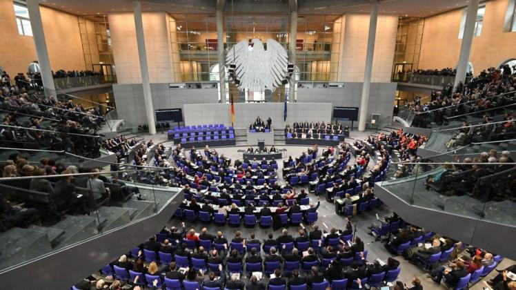 Gut versorgt: Die Abgeordneten des Bundestags erhalten eine vergleichsweise hohe "Altersentschädigung". Die Linksfraktion will das ändern.