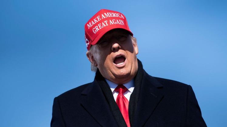 Four more years oder bald Ex-Präsident? Donald Trump mit einer sogenannten "MAGA"-Kappe, auf der sein Wahlspruch "make america great again" steht.
