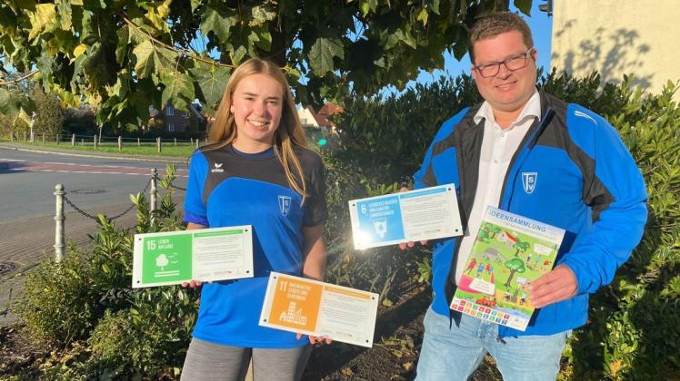 Sina Fuchtmann und Frank Strötzel freuen sich über die die Nachhaltigkeitsplaketten, die sie als Auszeichnung vom Landessportbund erhalten haben.
