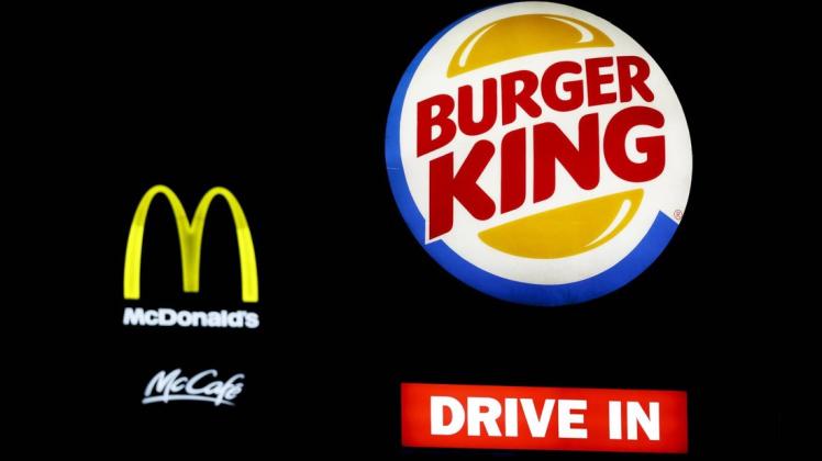McDonalds und Burger King triezen sich in für gewöhnlich in der Werbung – doch jetzt ist es anders.