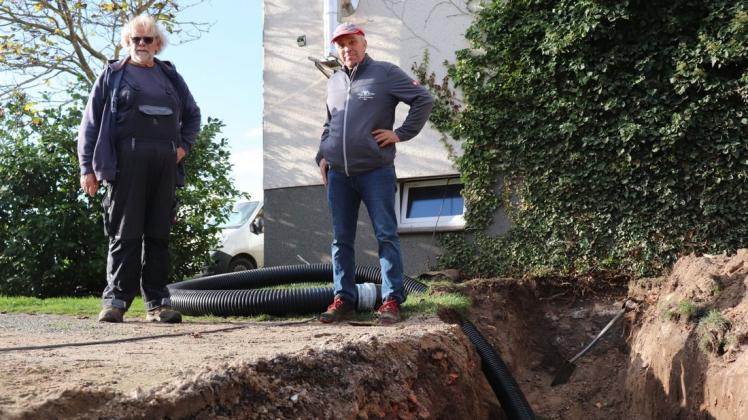 Der Warmwasserversorger von nebenan: Hausbesitzer Wolfgang Lopens (l.) wird in Zukunft von Landwirt Bernd Pahl versorgt.