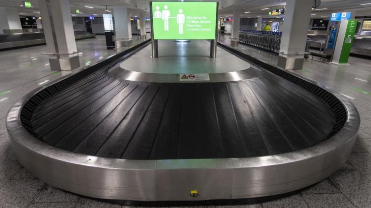 Völlig leer ist das Gepäckband im Flughafen Frankfurt.