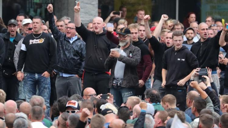 In Chemnitz marschierten am 27. August 2018 rechte Demonstranten auf. Wie es zu Radikalisierung kommen kann, zeigen Rainer Fromm und Christian Frey in ihrer Dokumentation. In Chemnitz marschierten am 27. August 2018 rechte Demonstranten auf. Wie es zu Radikalisierung kommen kann, zeigen Rainer Fromm und Christian Frey in ihrer Dokumentation.