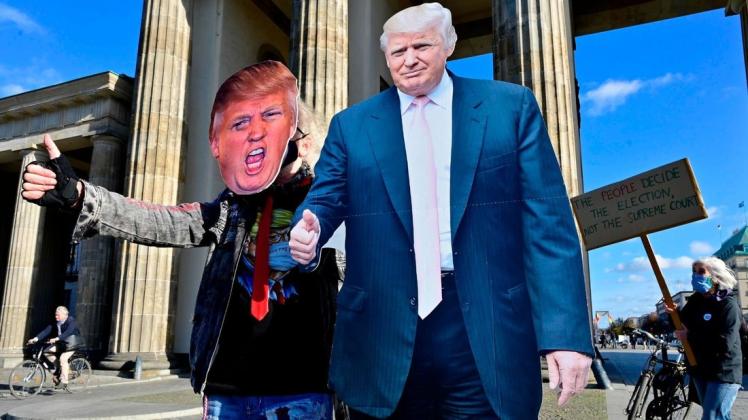 Fans des US-Präsidenten feiern den von Donald Trump ausgerufenen Wahlsieg vor dem Brandenburger Tor in Berlin noch bevor alle Stimmen ausgezählt sind.