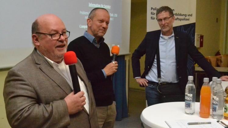Hier diskutiert Polizeiwissenschafter Rafael Behr mit Moderator Michael Paul (Mitte) und GdP-Bundeschef Oliver Malchow bei einer Veranstaltung am 5. Dezember 2019 in der Polizeidirektion Eutin (Schleswig-Holstein).