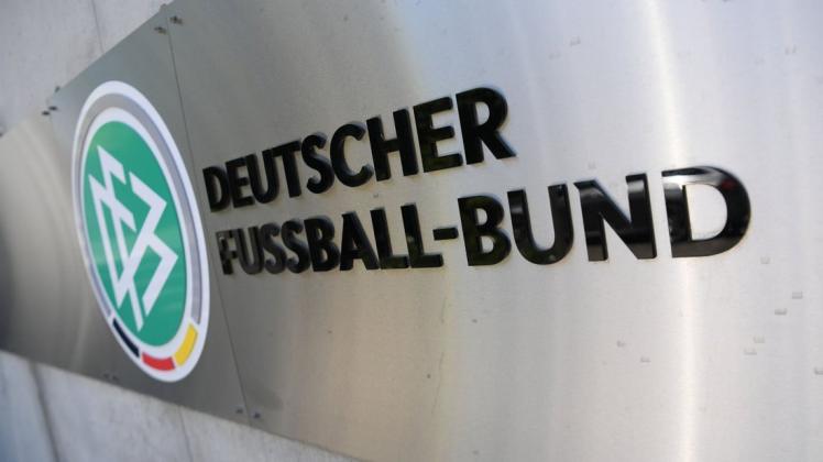 Der Deutsche Fußball-Bund hat sein Hygienekonzept angepasst und den Zeitraum der letzten Testung vor einem Spiel auf 52 Stunden erweitert. Dadurch will der DFB die Labore entlasten und Spielausfällen vorbeugen.