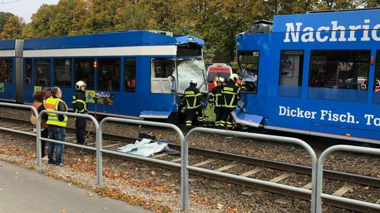 Einsatzkräfte der Feuerwehr arbeiten nach einer Straßenbahnkollision am Unfallort. In Rostock waren am Dienstagmorgen, den 20. Oktober zwei Straßenbahnen zusammengestoßen.