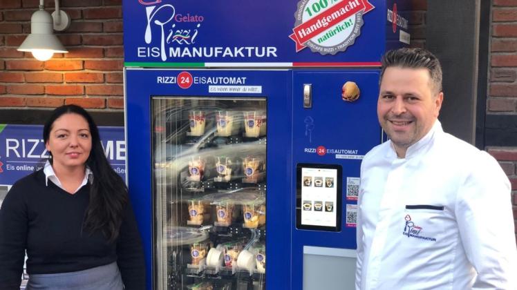Neueste Rizzi-Premiere: Shirley-Ann und Daniel Rizzi mit dem voll digitalisierten Eisautomaten, der 24 Stunden im Verkaufseinsatz ist.