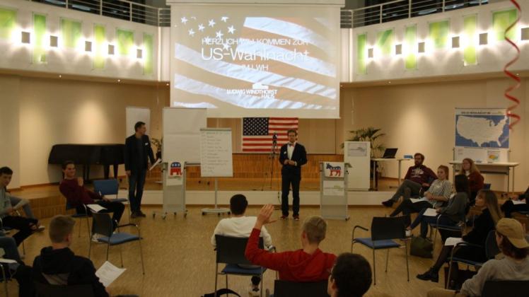 Die US-Flagge im Blick und auf Abstand: Schüler verfolgten die Wahlnacht in Amerika.