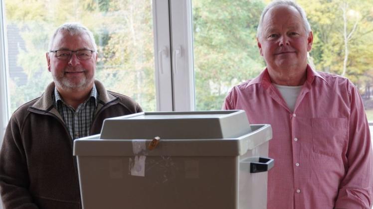 Wahlhelfer-Veteranen: Georg Dütemeyer und Ulrich Borkowski sind am Sonntag bei der Bürgermeisterwahl in Hilter im Einsatz.