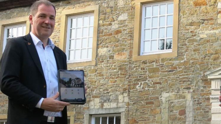 Er tritt nicht mehr als Bürgermeister der Samtgemeinde Fürstenau an: Benno Trütken – hier vor dem Schloss in Fürstenau bei einer Präsentation für das offene WLan-Netz. Er tritt nicht mehr als Bürgermeister der Samtgemeinde Fürstenau an: Benno Trütken – hier vor dem Schloss in Fürstenau bei einer Präsentation für das offene WLan-Netz.