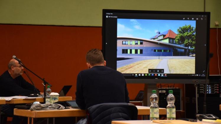 Erstmals präsentierte Architekt Sven Buck (li.) am  Donnerstag den Entwurf für den neuen Hort in Neustadt-Glewe.