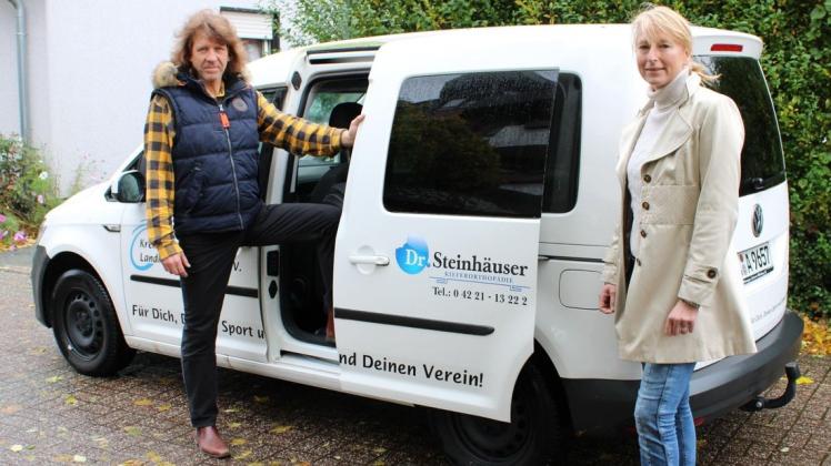 Auf diesem Auto kommen Kieferorthopädie und Sport zusammen: Sportreferentin Inga Marbach (rechts) freut sich über das Sponsoring von Dr. Uwe Steinhäuser (links).
