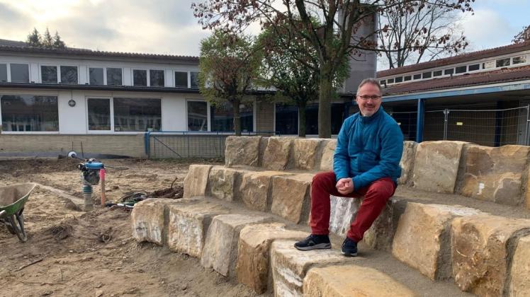 Probesitzen auf neuen Sitzblöcken: Schulleiter Axel Mittelberg freut sich schon, wenn der neue Schulhof Ende des Jahres fertig wird.
