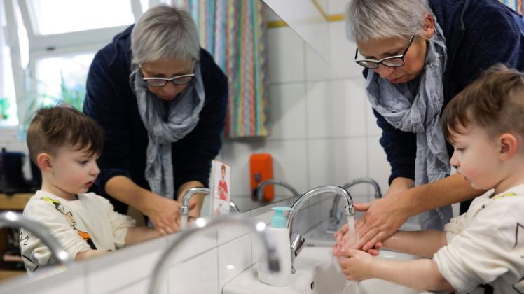Gründliches Händewaschen kann inzwischen jedes Kind. Doch Abstand halten oder Maske tragen ist für Erzieherinnen wie Margret Pieper in der Kindertagesstätte Heilig Kreuz in Osnabrück nicht möglich.