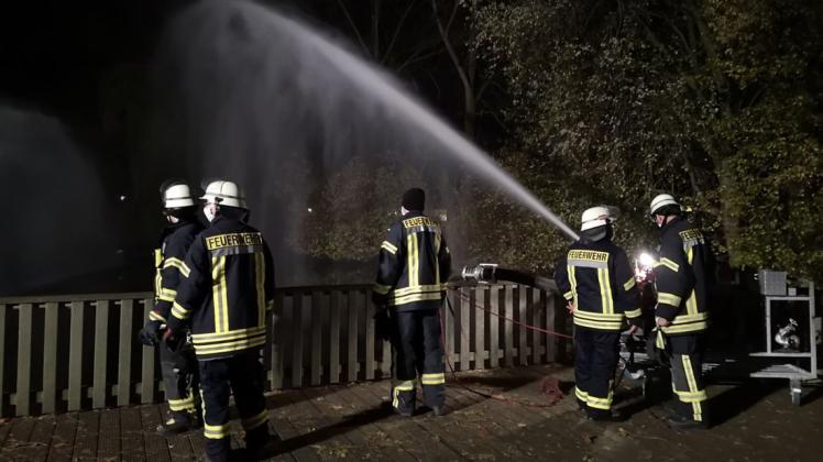 Feuerwehrleute in Melle belüften einen Teich im Grönenbergpark, um ein Fischsterben zu verhindern.