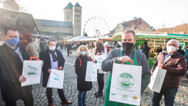 Ingmar Bojes (WFO, von links) , Alexander Illenseer (Marketing Osnabrück GmbH), Beate Thiehe von der Firma Kämmerer, Jana Gerdes (IHK), Rainer Püning vom Marktstand Früchte Püning und Martin Plogman vom Unternehmen Garant-Maschinen stellen die Tragetaschen des Projekts "Typisch Osnabrück" vor. 100.000 neue Papiertüten stehen für lokale Händler zur Verfügung Ingmar Bojes (WFO, von links) , Alexander Illenseer (Marketing Osnabrück GmbH), Beate Thiehe von der Firma Kämmerer, Jana Gerdes (IHK), Rainer Püning vom Marktstand Früchte Püning und Martin Plogman vom Unternehmen Garant-Maschinen stellen die Tragetaschen des Projekts "Typisch Osnabrück" vor. 100.000 neue Papiertüten stehen für lokale Händler zur Verfügung