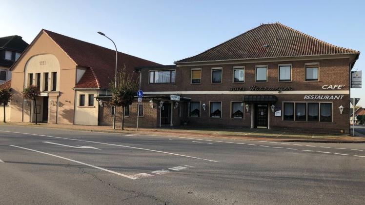 Ein Treffpunkt mitten in Neuenkirchen: Bis Ende 2018 führte ein Pächter das Gasthaus Haarmeyer, das nach den Plänen von Kirchengemeinde, Gemeinde und Samtgemeinde künftig als Dorfgemeinschaftshaus genutzt werden soll. Ein Treffpunkt mitten in Neuenkirchen: Bis Ende 2018 führte ein Pächter das Gasthaus Haarmeyer, das nach den Plänen von Kirchengemeinde, Gemeinde und Samtgemeinde künftig als Dorfgemeinschaftshaus genutzt werden soll.
