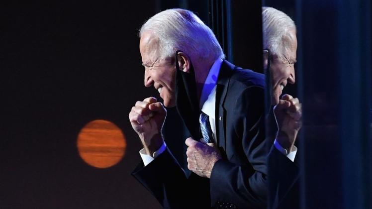 Joe Biden hält nachts im Mondschein in Wilmington seine Siegesrede.