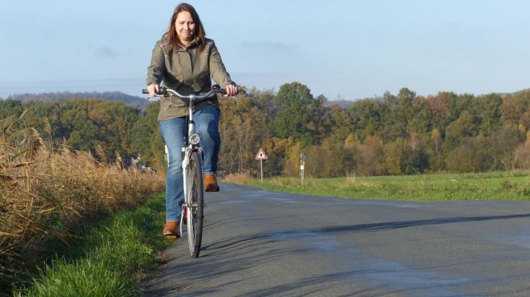Das starke Gefälle des Fahrbahnrandes kann Radfahrer leicht ins Rutschen bringen, zeigt Tanja Flade.